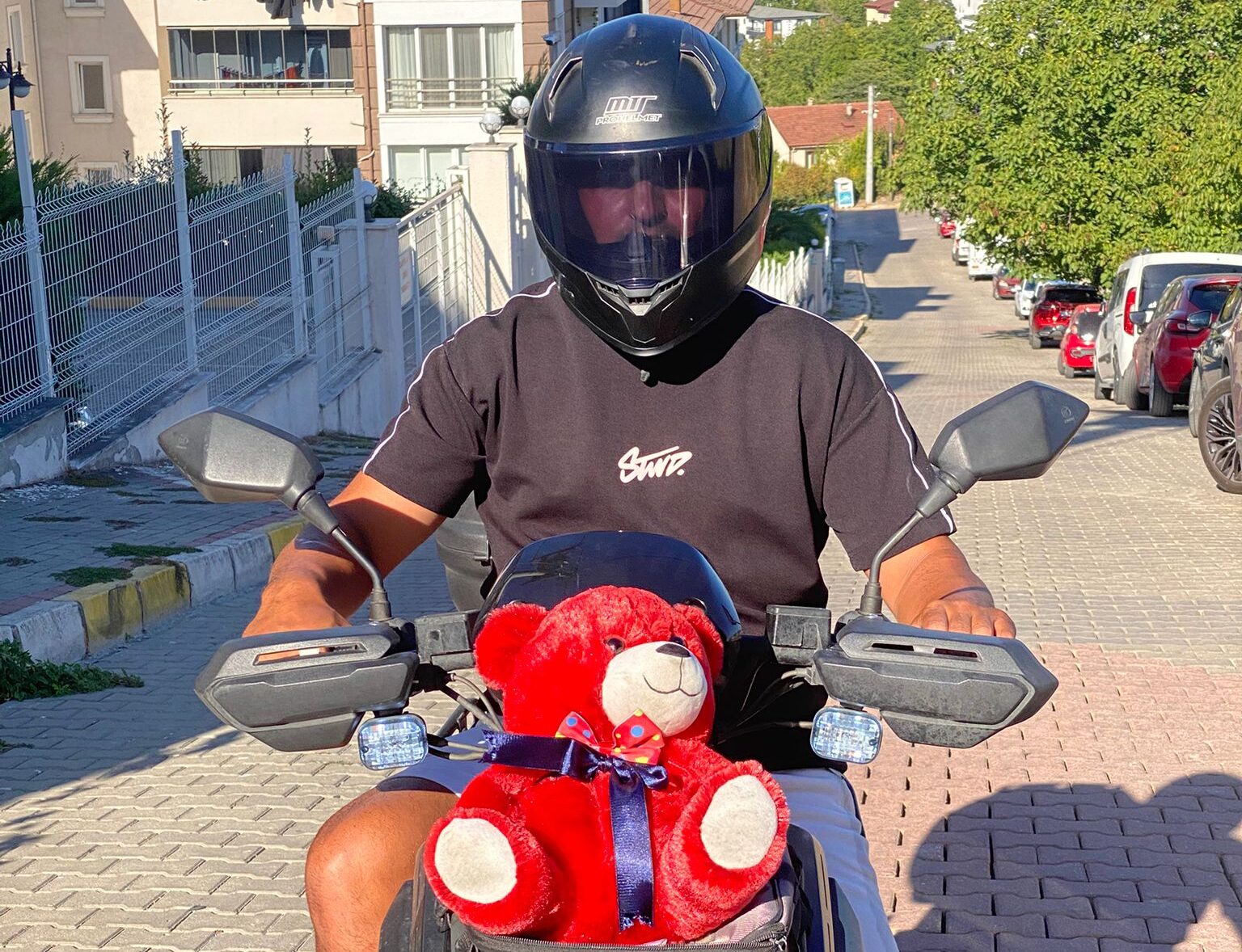 Ömer Ayhan’ın Kırmızı Ayıcığı: Sevginin Trafikteki Sembolü