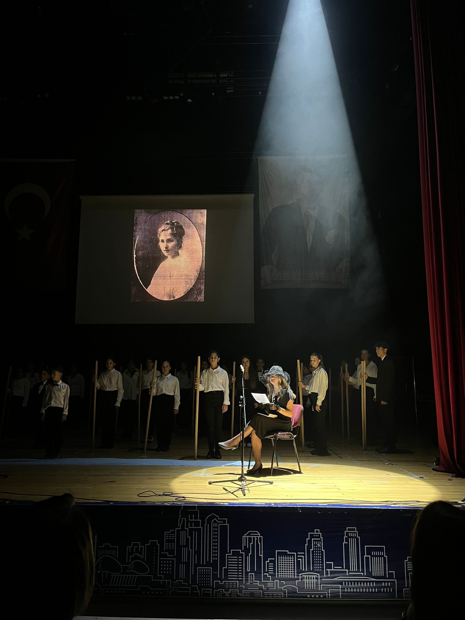 İZBİLİM KOLEJİ’NDEN ATATÜRK’E ADANMIŞ GÖRKEMLİ ANMA GECESİ