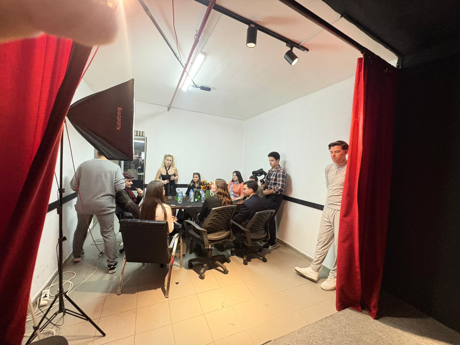 “3 2 1 KAOS” SİNEMA DÜNYASINDA DA HEYECAN YARATTI: ABSÜRT KOMEDİ YAPIMI SETİNDE KAOSUN KENDİSİ YAŞANIYOR