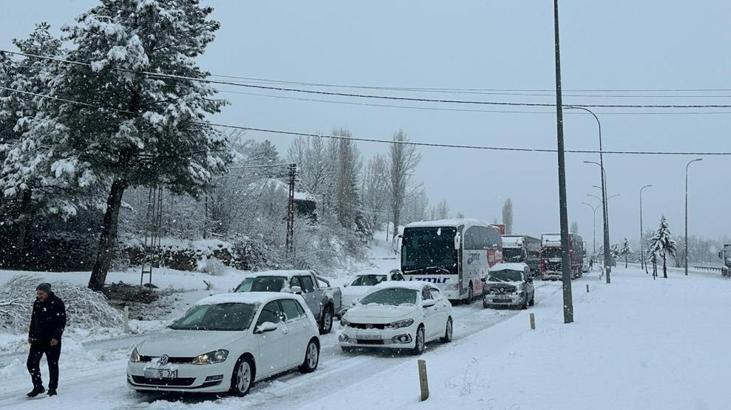 Kar bir anda bastırdı! Karayolu 3 saat trafiğe kapandı