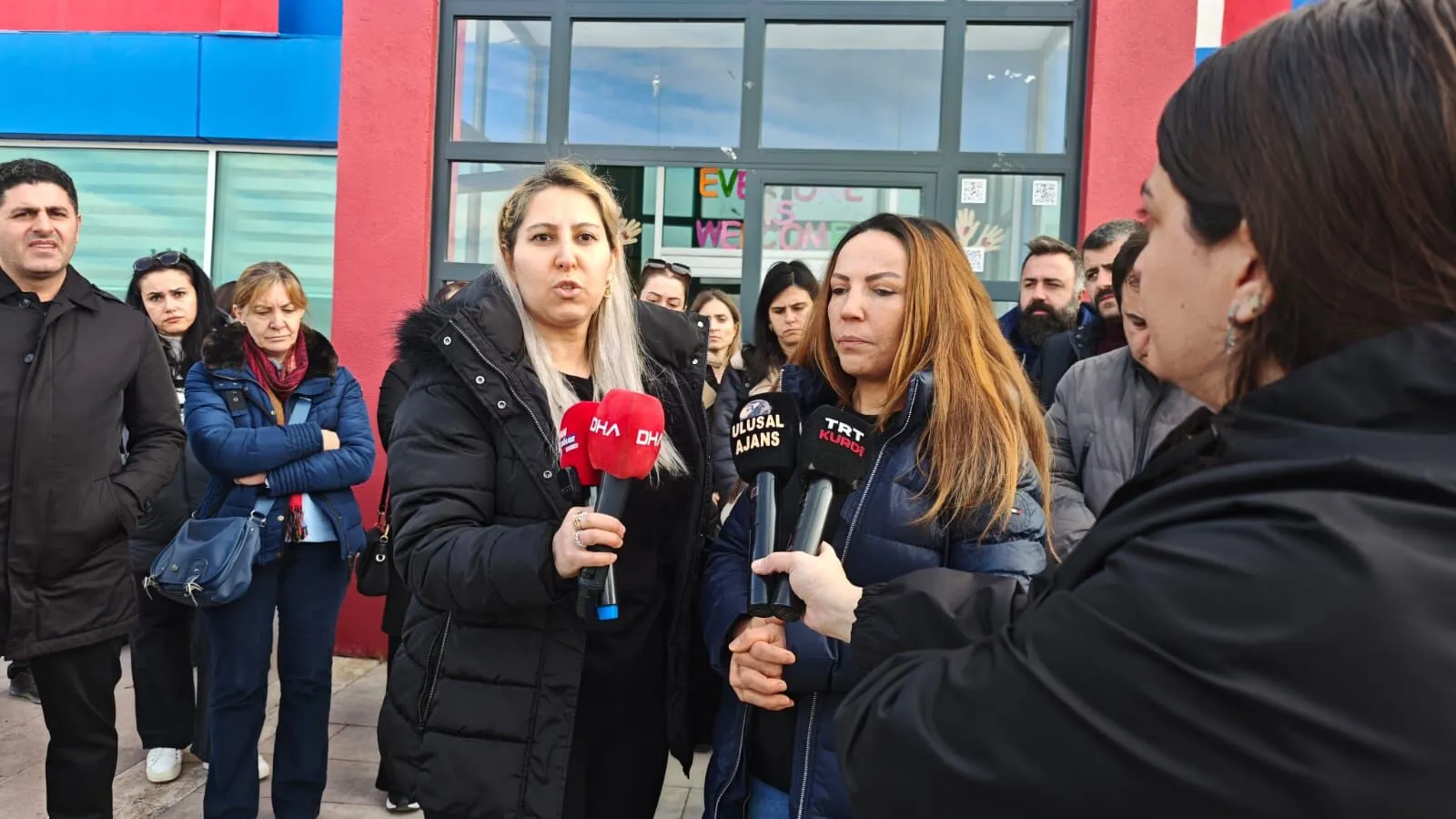 Van’da Düşünür Koleji’nde Belirsizlik: Veliler ve Öğretmenler Haklarını Sorguluyor