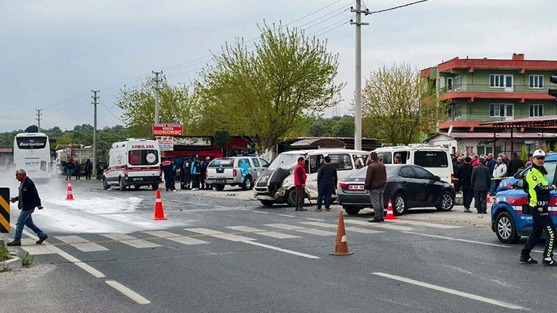 Aydın-Denizli Yolunda Minibüs ile Otobüs Çarpıştı: 1 Ölü, 3 Yaralı