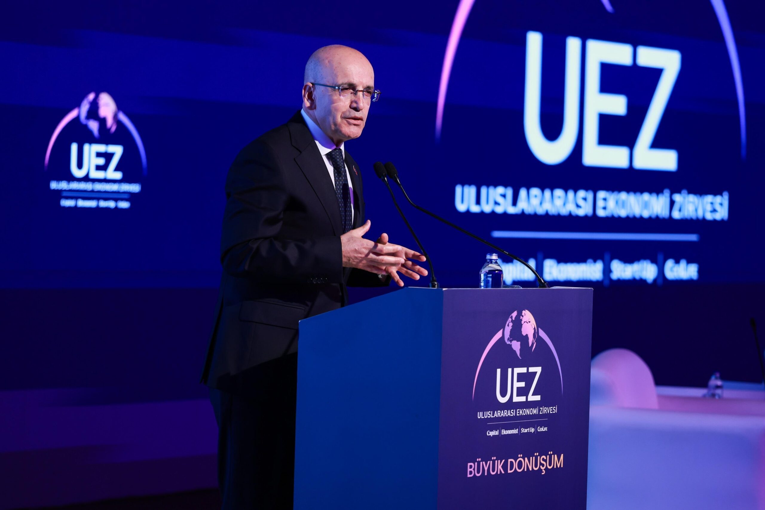 Şimşek’ten Ekonomi Zirvesinde “Kırılgan Ateşkes ve Küresel Şoklar” Vurgusu: “Türkiye Dayanıklı Bir Yapıya Sahip”