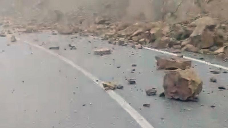 Tokat’ta Yağış Sonrası Yolda Kaya Düşmesi: Sürücüler Zor Anlar Yaşadı