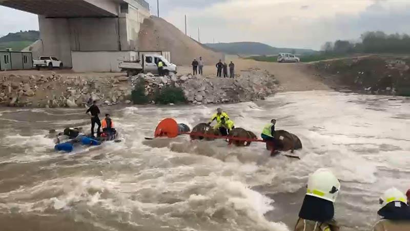 İNEGÖL’DE DEREDE DEVRİLEN TRAKTÖRDE MAHSUR KALAN İŞÇİLER KURTARILDI