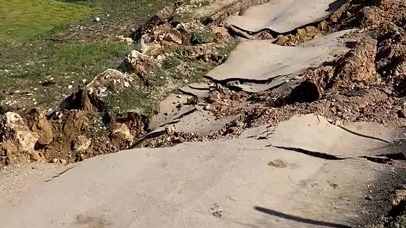 Yağış sonrası heyelan: Köy yolunda 150 metrelik alan çöktü, ulaşım durdu