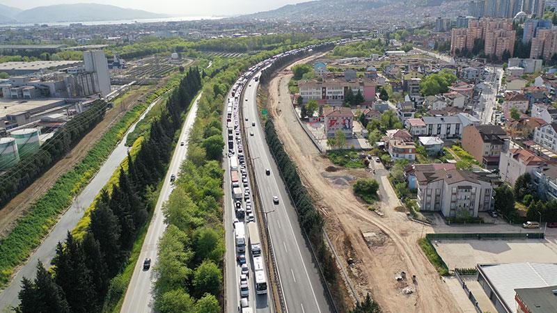 TEM Otoyolu’nda Zincirleme Kaza: 6 TIR Birbirine Girdi, Trafik Kilitlendi