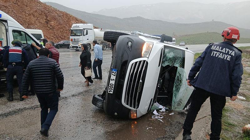 Malatya’da Yolcu Minibüsü Devrildi: 12 Kişi Yaralandı
