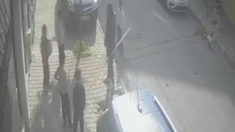 ARNAVUTKÖY’DE DEHŞET ANLARI: ÇOCUKLARA SALDIRAN ŞÜPHELİ BİNAYI BASTI!