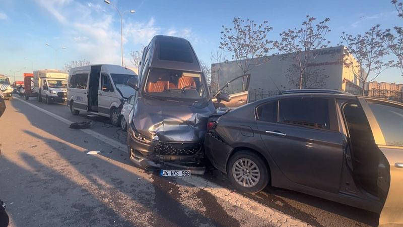Kartal D-100’de Zincirleme Kaza: 4 Araç Birbirine Girdi, 5 Kişi Yaralandı