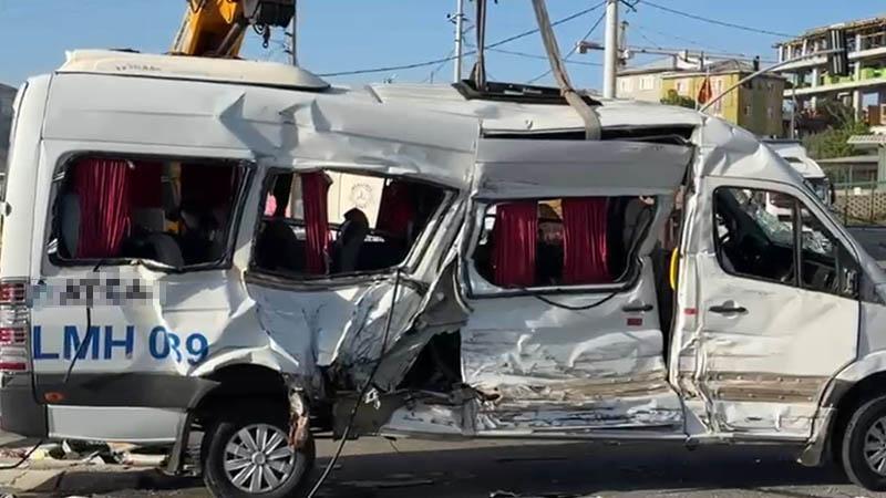 Şekerpınar’da TIR ile işçi servisi çarpıştı: 8 kişi yaralandı