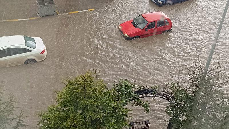 Çankırı’da Sağanak Mesaisi: Vatandaşlar ve Ekipler Suyla Mücadele Etti
