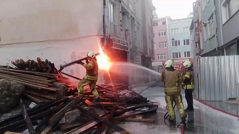 ELEKTRİK PANOSU YANGINI MAHALLEYİ KARANLIKTA BIRAKTI