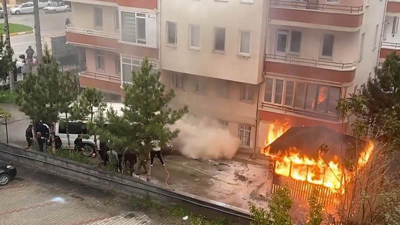 APARTMAN BAHÇESİNDE YANGIN: KAMERİYE VE ARAÇLAR ZARAR GÖRDÜ