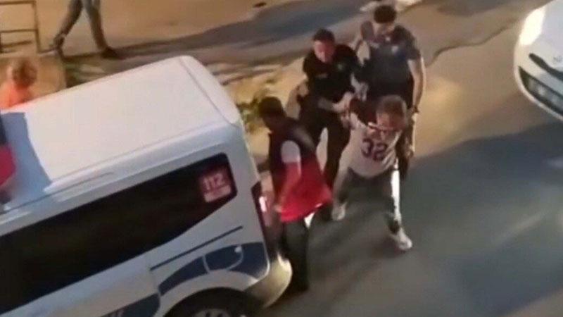 TARTIŞMA SOKAĞA TAŞTI: ARAÇLARA SALDIRDI, POLİS GÖZALTINA ALDI