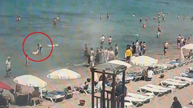 KUŞADASI’NDA PLAJDA PANİK: DENİZE GİREN TURİST BOĞULMA TEHLİKESİ GEÇİRDİ