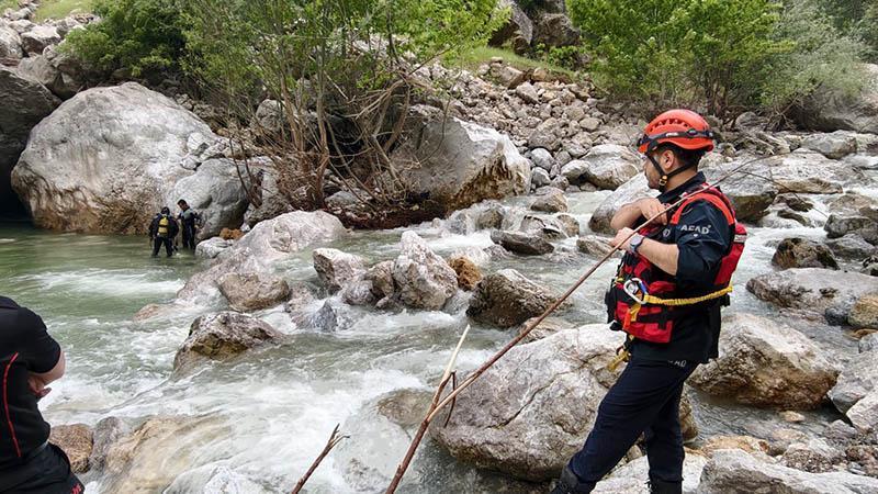 CEYHAN NEHRİ’NDE KAYBOLAN KİŞİ İÇİN ARAMA SEFERBERLİĞİ