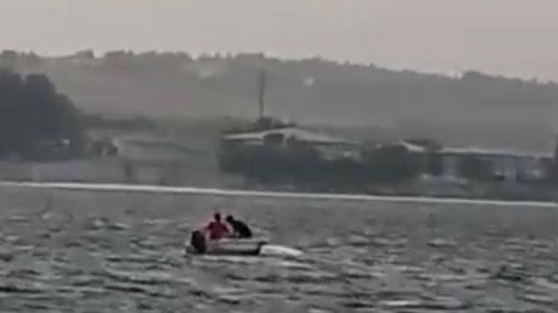 Küçükçekmece Gölü’nde kayık alabora oldu: Vatandaşlar kurtardı