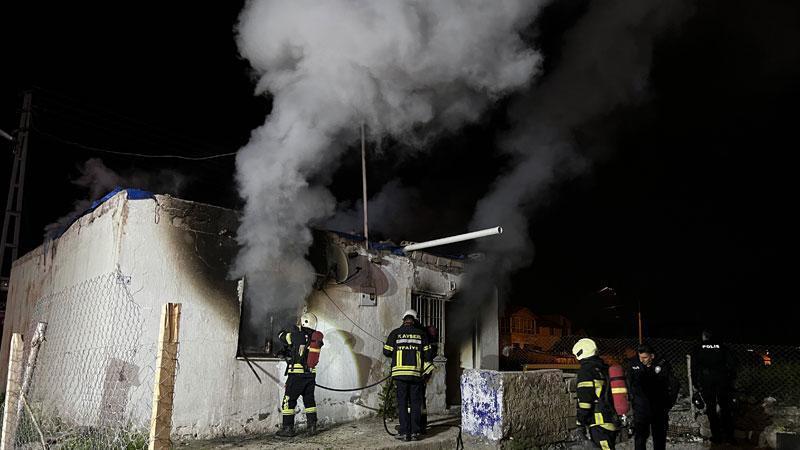 Gece Yarısı Korkutan Yangın: Metruk Ev Alevlere Teslim Oldu