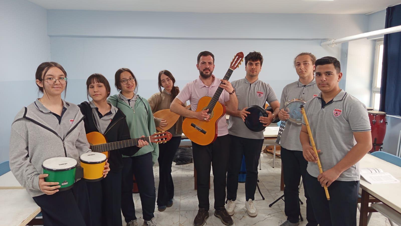 Reyhanlı’da Müzik Köprüsü: Öğrenciler Tunuslu Rapçinin Eserini Arapça Seslendirdi
