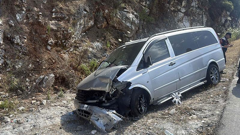 Kontrolden Çıkan Otomobil Karşı Şeride Geçti: VİP Minibüsle Çarpıştı, 6 Yaralı