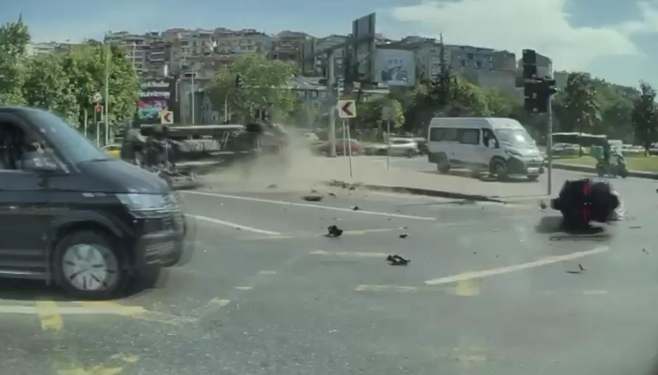  Kağıthane’de Ambulans ve Motosiklet Çarpıştı: Kaza Anı Kameralara Yansıdı!
