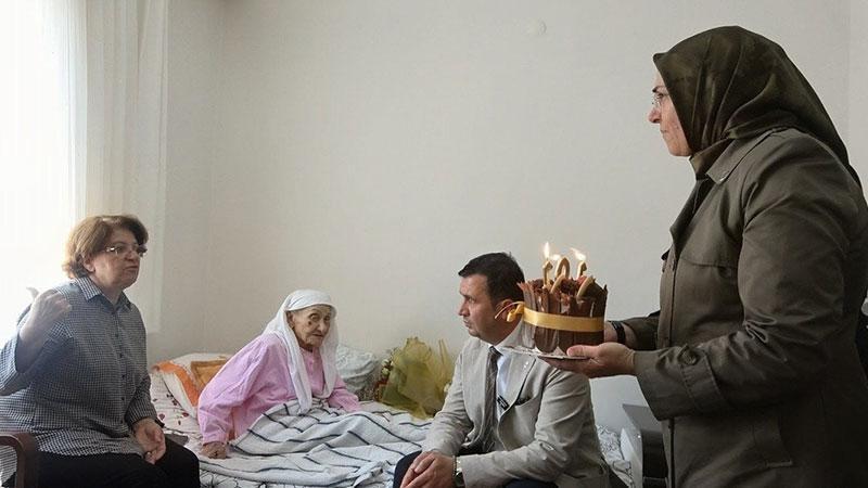Amasya’da 101. Yaş Kutlaması: Atatürk’ü Gördüğünü Anlatan Hacer Akdoğan’a Ziyaret
