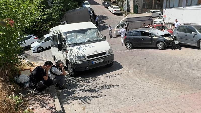 Yokuştan Kayan Otomobil Zincirleme Kazaya Neden Oldu