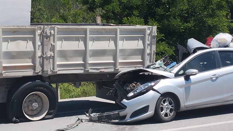 Çorum-Samsun yolunda TIR’a arkadan çarpan otomobilde 4 kişi yaralandı