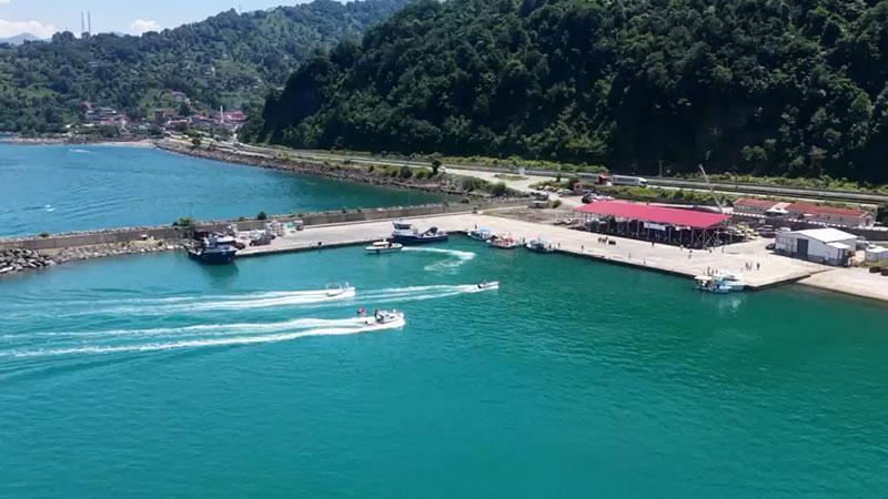 Hopa’da Deniz ve Spor Şöleni: Tekne Gösterileri ve Geleneksel Yarışlar İlgi Gördü