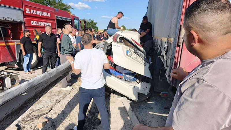 Kurşunlu’da Zincirleme TIR Kazası: Otomobil Bariyer ile Araç Arasında Sıkıştı