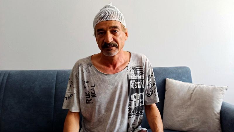 KIRAATHANE ÖNÜNDE OTURURKEN BAŞINA BETON PARÇASI DÜŞTÜ