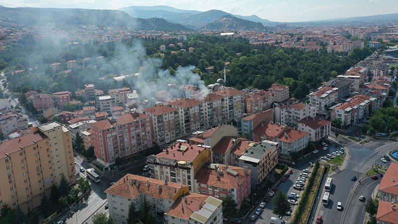 APARTMANIN ÇATISINA YILDIRIM DÜŞTÜ, YANGIN ÇIKTI