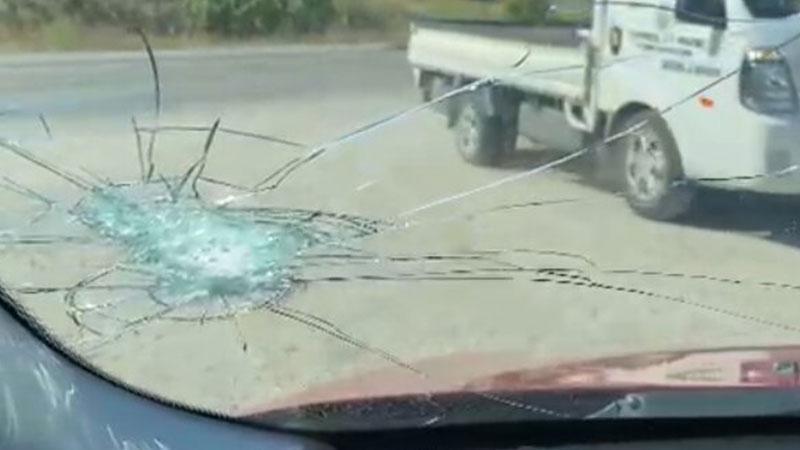 Düzce’de Korku Dolu Anlar: Kamyondan Düşen Taş Otomobilin Camına Saplandı