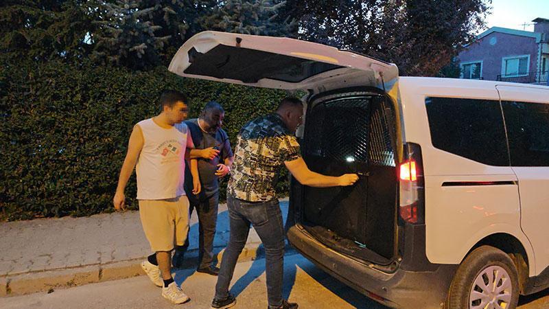 Babasını bıçakladı, kendini eve kilitledi! Polis ikna ederek teslim aldı