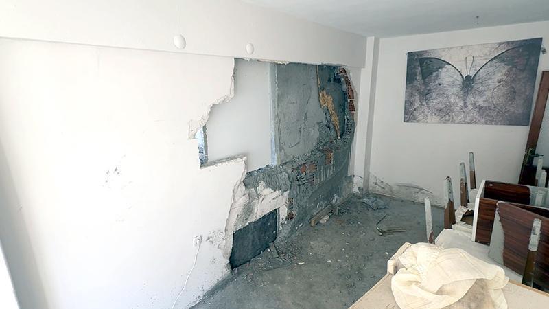İnşaattan Fırlayan Beton Hortumu Evi Harabeye Çevirdi! Salonu Sıvı Beton Kapladı