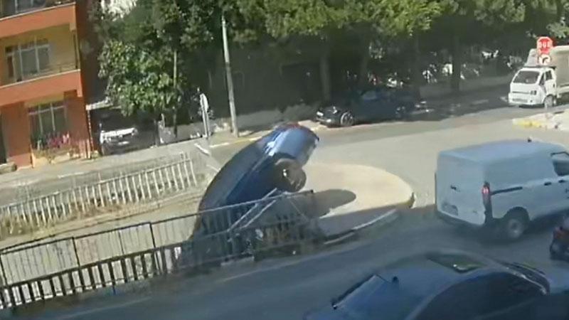 Direksiyon Hakimiyetini Kaybetti, Otomobil Dereye Uçtu! Kaza Kameraya Yansıdı