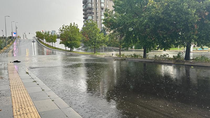 Ankara’da Sabah Saatlerinde Sağanak Yağış Hayatı Felç Etti