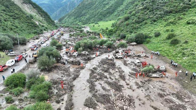 Çin’de sel nedeniyle kamp yapan turistler mahsur kaldı