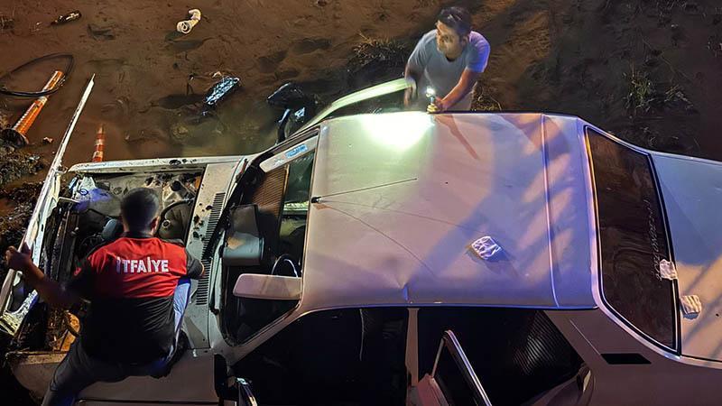 Sulama kanalına düşen otomobildeki 4 kişi kurtarıldı